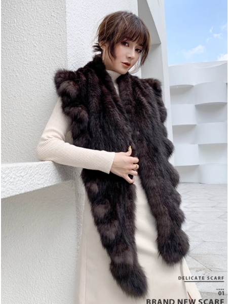 Triangular Shawl With Lotus Leaves And Sable Fur