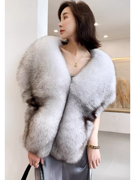 Whole Fox Fur Shawl, Catwalk-inspired Fashion, Ideal for Weddings- Fur Cape