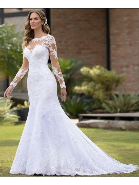 Bride's long sleeved wedding dress with small tail